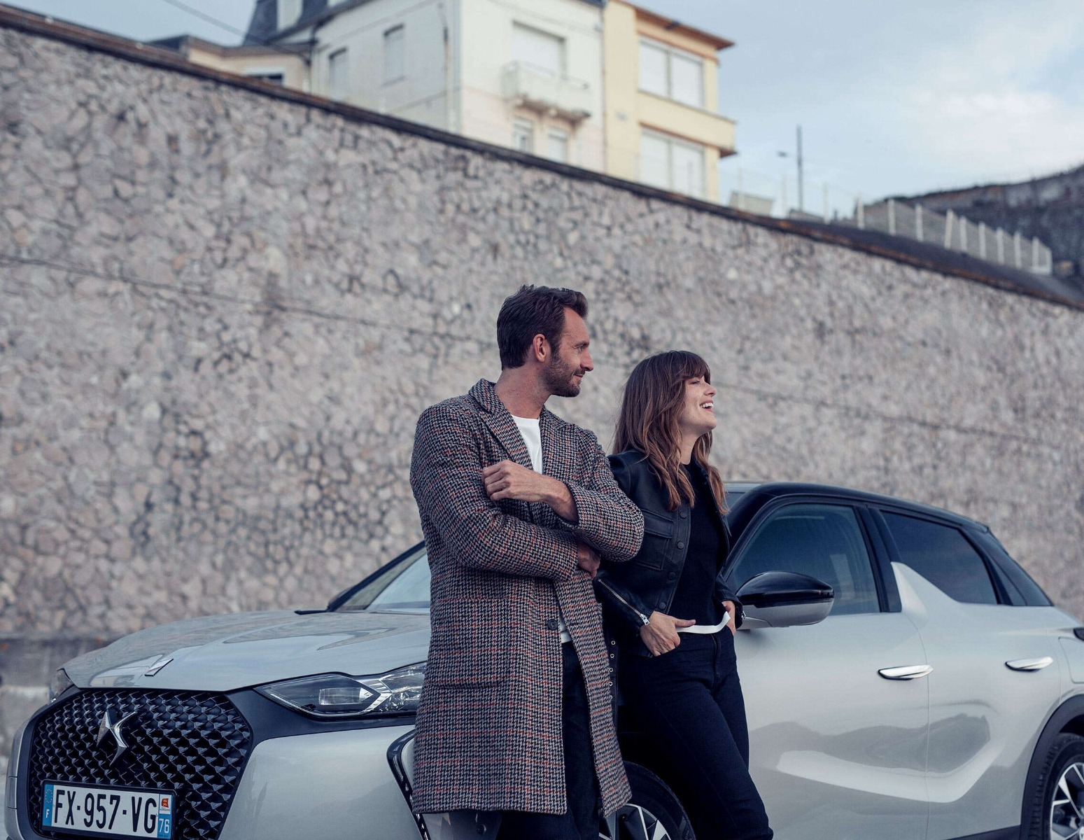 Чоловік і жінка біля автомобіля DS 3