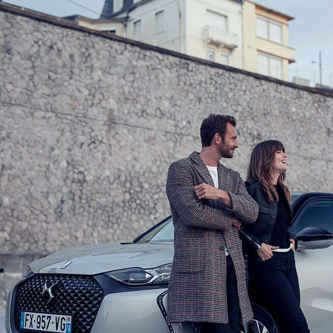 Чоловік і жінка біля автомобіля DS 3