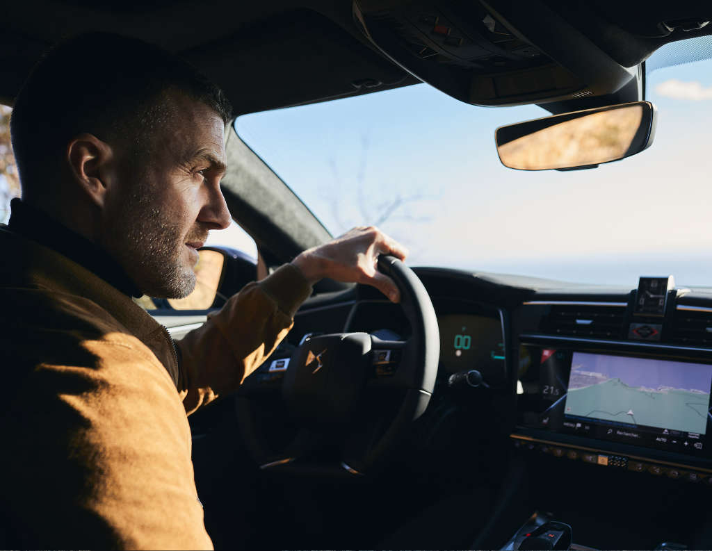 Чоловік за кермом автомобіля DS