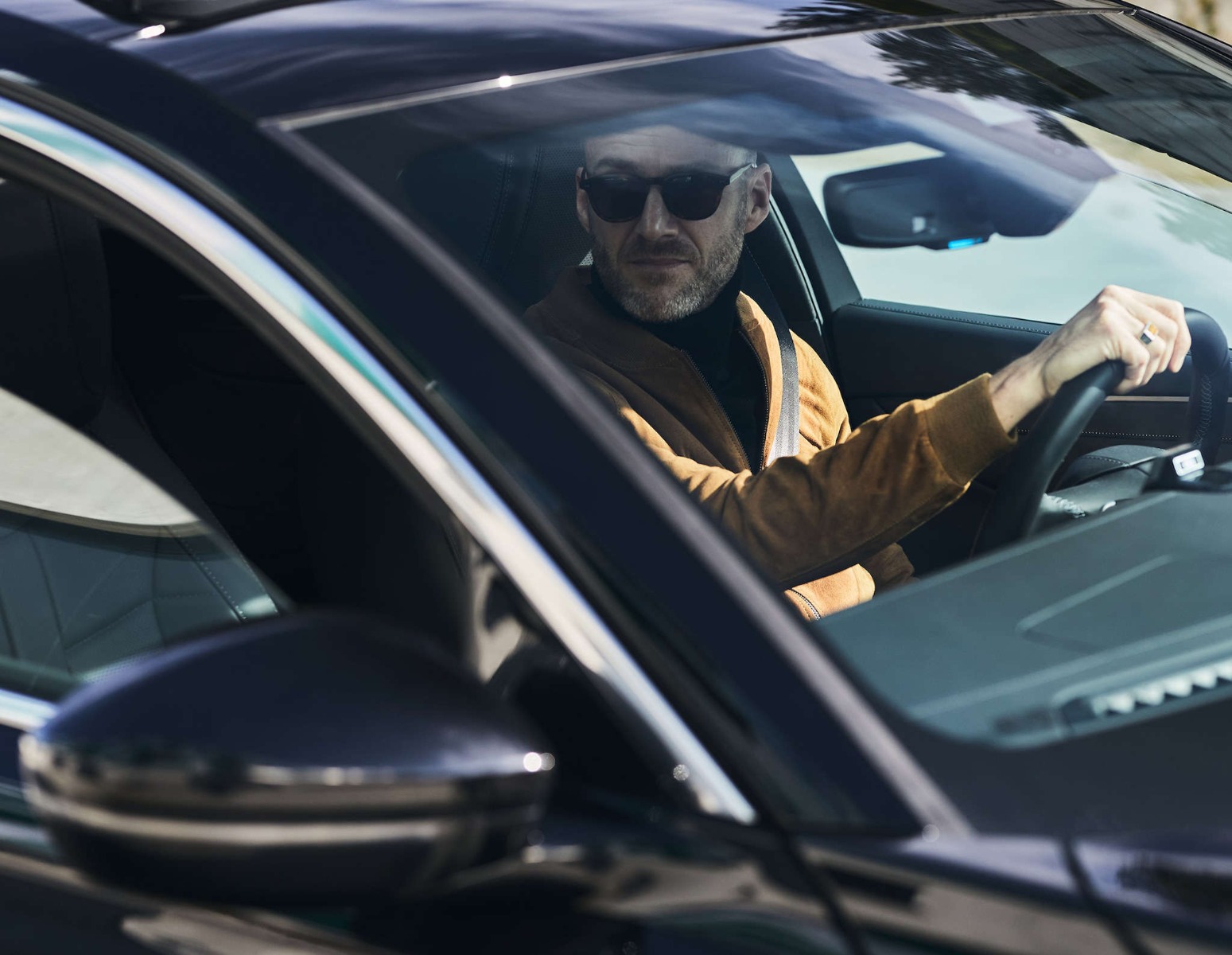 Чоловік за кермом автомобіля DS