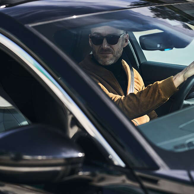 Чоловік за кермом автомобіля DS