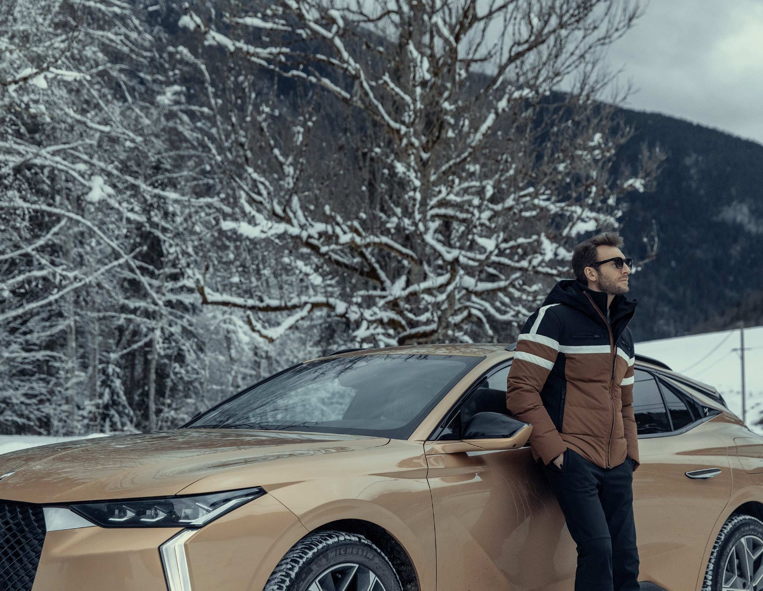 Чоловік біля автомобіля DS 4