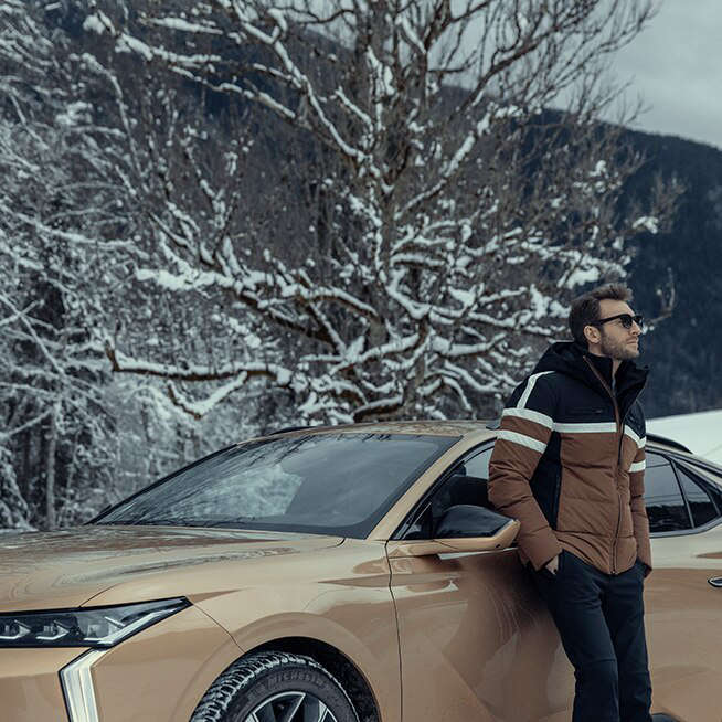 Чоловік біля автомобіля DS 4