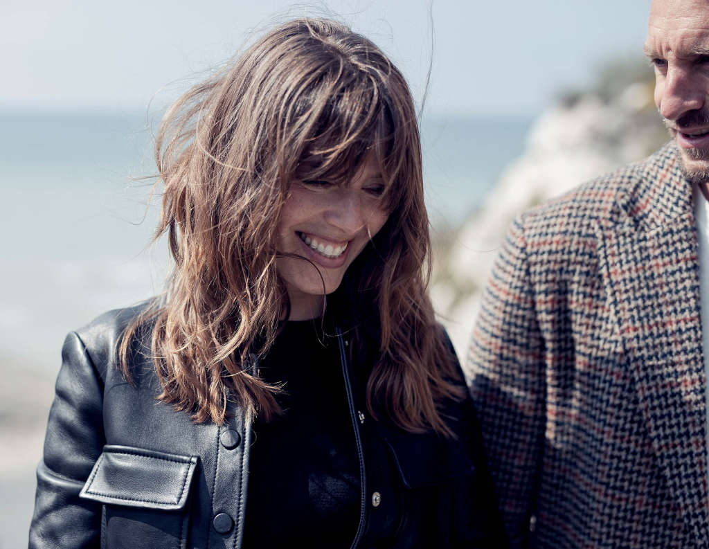 Усміхнена жінка з чоловіком на вулиці