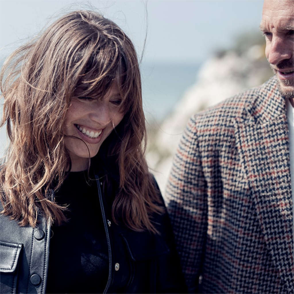 Усміхнена жінка з чоловіком на вулиці