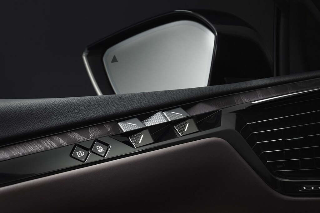 Органи керування у салоні на дверях DS 4