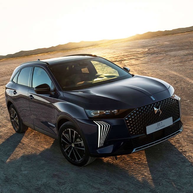 DS 7 Jules Verne e полі на фоні сонця, що сходить