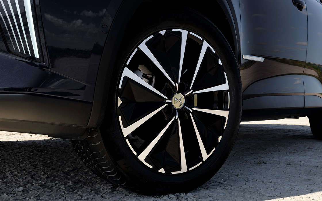 Ексклюзивні золоті ковпаки центрів коліс DS 7 JULES VERNE