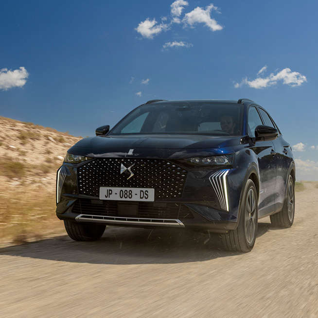 DS 7 Jules Verne їде по пісчаній дорозі